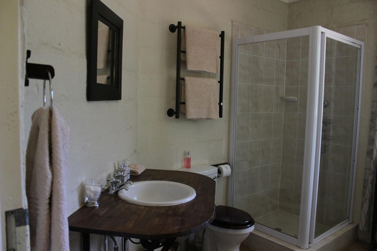 Bathroom, Fugitives' Drift Guest House, Umzinyathi