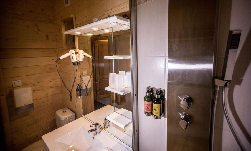 Bathroom 5, Le Loup Blanc, Alpes-de-Haute-Provence