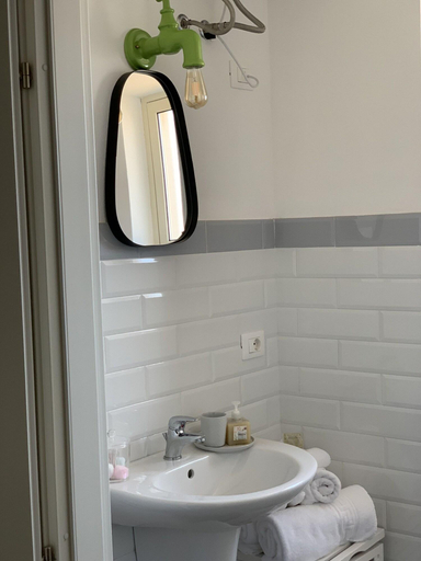 Bathroom 4, Casa VerbaVolant, Syracuse