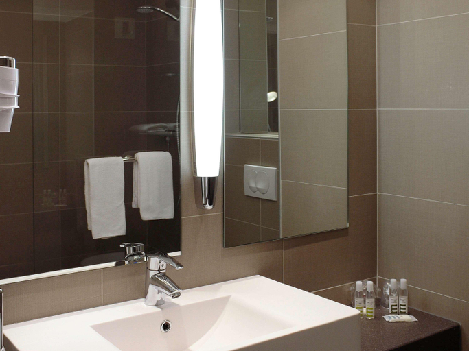 Bathroom 4, Hotel Mercure Caen Côte de Nacre, Calvados