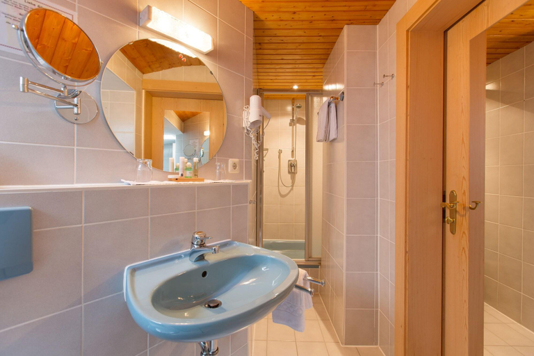 Bathroom 4, Hotel Alpenhof, Garmisch-Partenkirchen