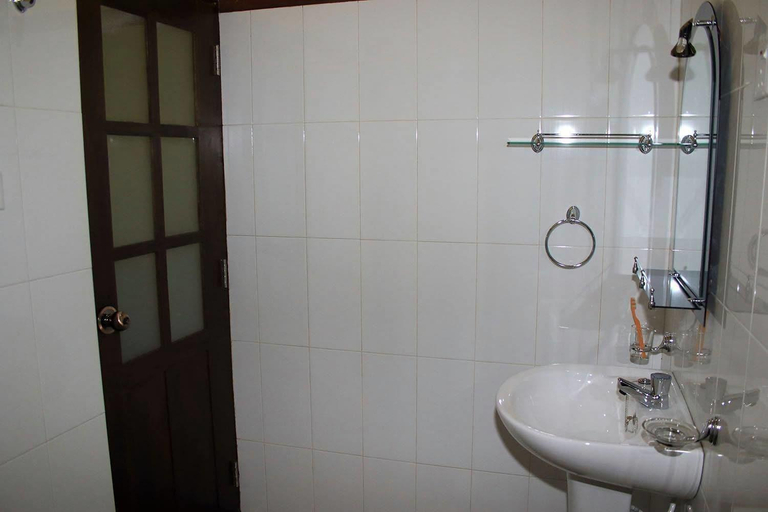 Bathroom 4, Sanemro Villa, Dambulla