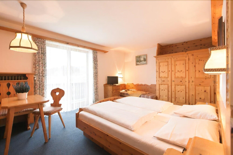 Bedroom 3, Hotel Alpenhof, Garmisch-Partenkirchen