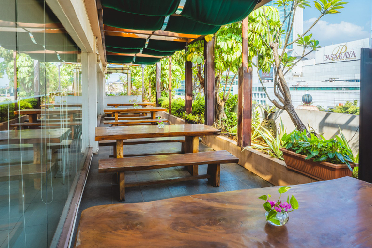 Exterior & Views 16