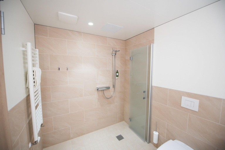 Bathroom 3, Parkhotel Schillerhain, Donnersbergkreis