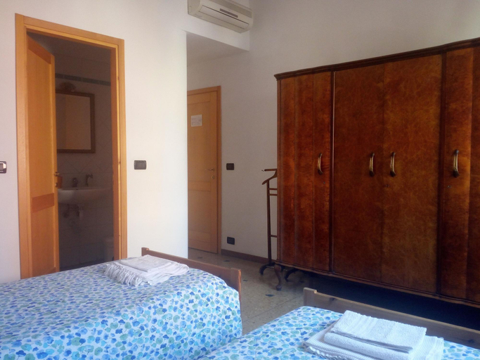 Bedroom 2, Bed&Breakfast Arcobaleno, Bologna