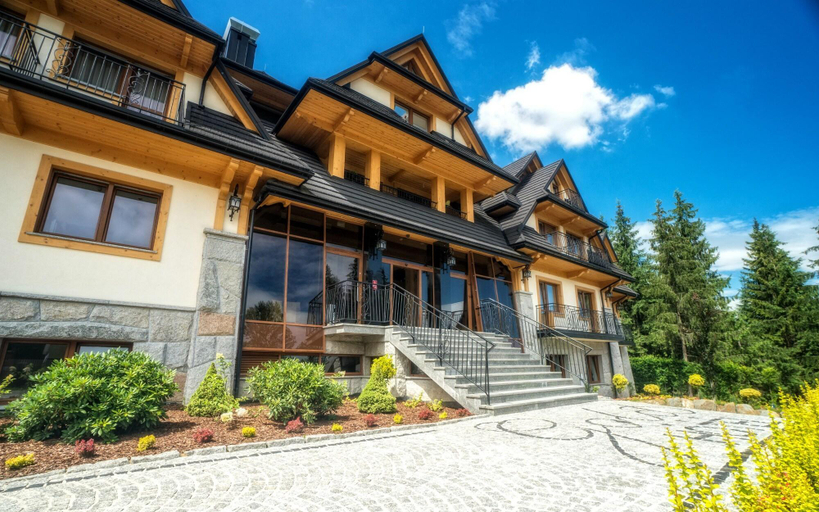Exterior & Views
