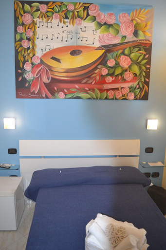 Bedroom 4, Anna's Family, Napoli