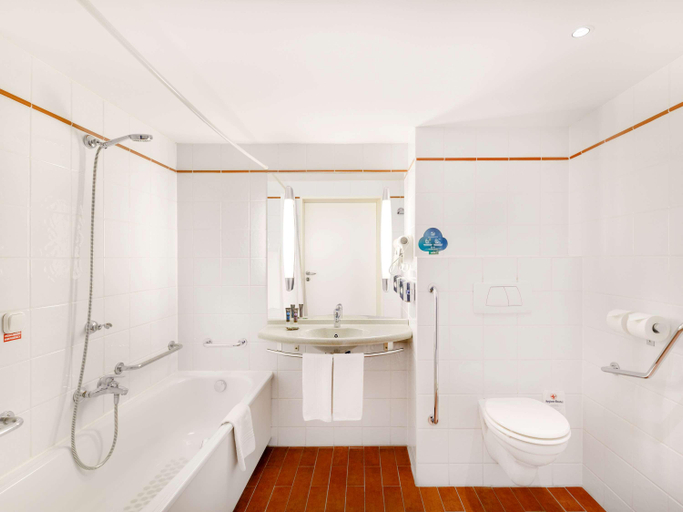 Bathroom 4, Castrum Hotel (Future voco Szekesfehervar), Székesfehérvár