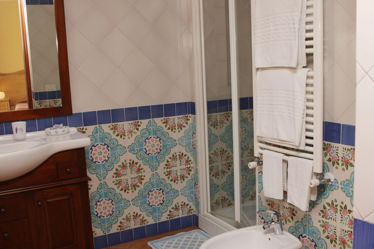 Bathroom 5, Divina House B&B, Napoli