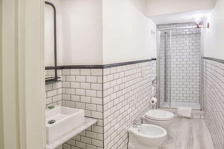 Bathroom 5, La Piazzetta Rooms, Genova