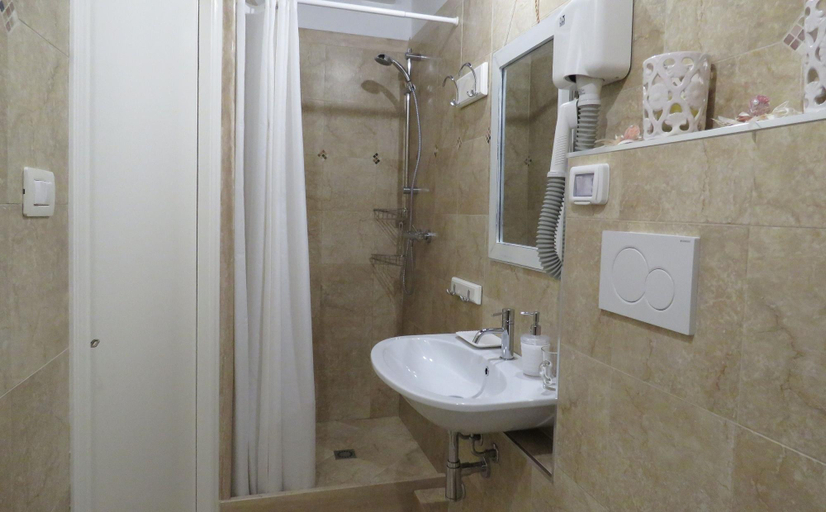 Bathroom 3, Palazzo De Tomasi B&B, Lecce