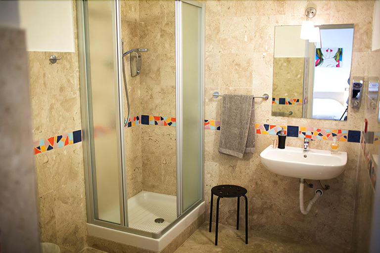 Bathroom 5, B&B Kore, Trapani