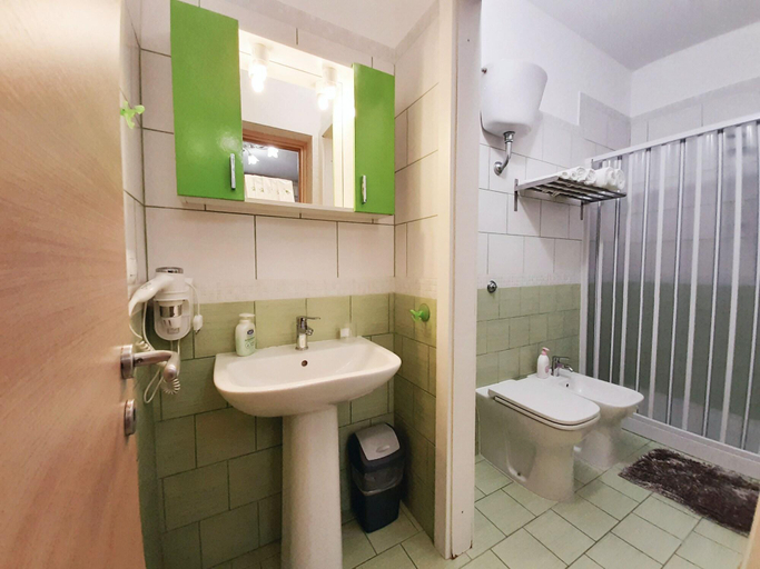 Bathroom 5, Memo's Affittacamere, Oristano