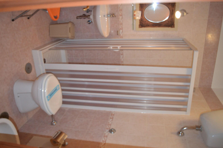 Bathroom 5, Anna's Family, Napoli