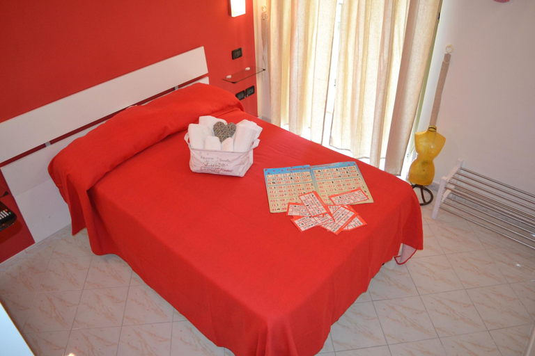 Bedroom 4, Anna's Family, Napoli