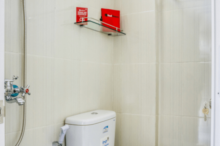 Bathroom 4, RedDoorz @ Plemburan Jakal 2, Sleman