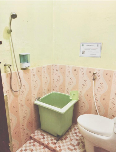 Bathroom 3, Hotel Indah Grogot Syariah Mitra RedDoorz, Paser