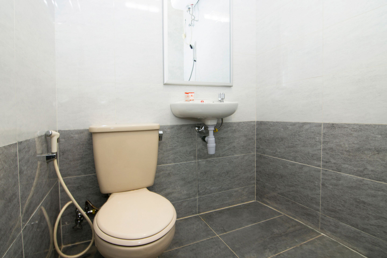 Bathroom 5, Super OYO 890 Dewi Fortuna Guest House, Sleman