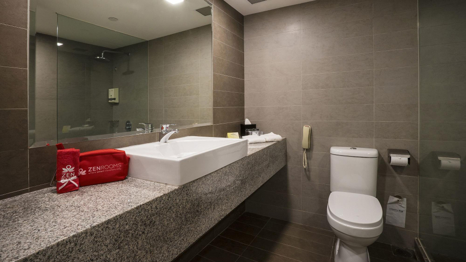 Bathroom 4, Zen Rooms Orchard, Singapore