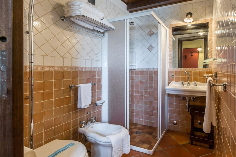 Bathroom 4, La Muraglia, Ragusa