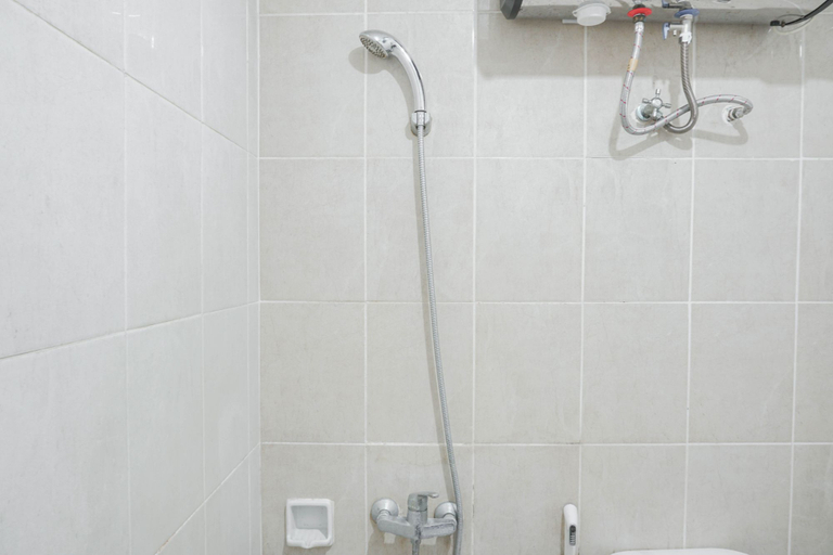 Bathroom 5, Comfortable 1BR at Nifarro Park Apartment By Travelio, Jakarta Selatan