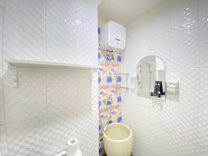 Bathroom 2, Glam Decor Studio Apartment at Emerald Towers By Travelio, Bandung