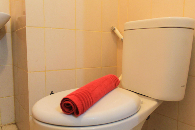 Bathroom 5, Comfy and Best View 2BR at Serpong Greenview Apartment By Travelio, Tangerang Selatan