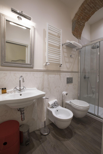 Bathroom 5, Tornabuoni View, Florence