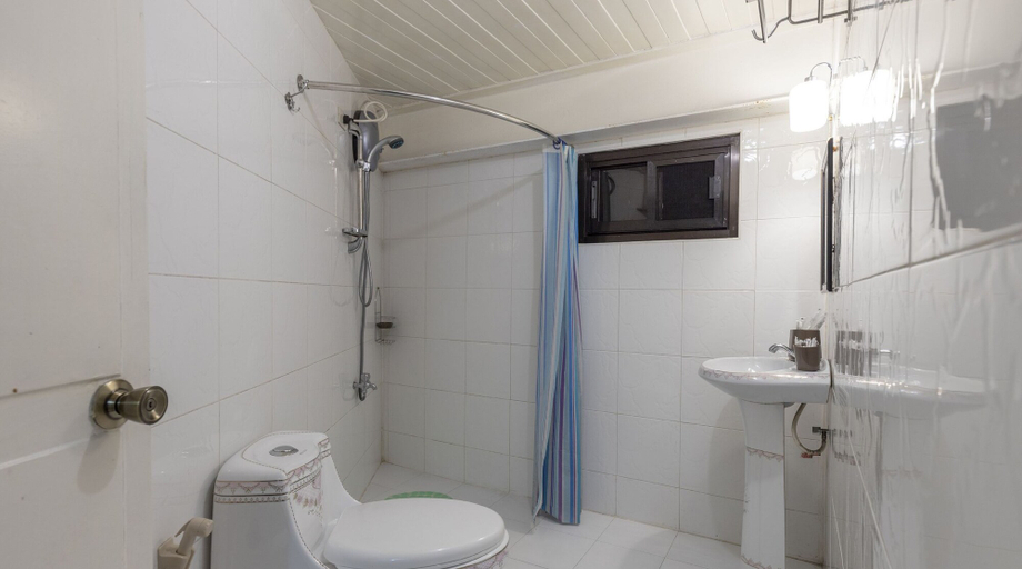 Bathroom 5, South Drive Baguio Manor, Baguio City