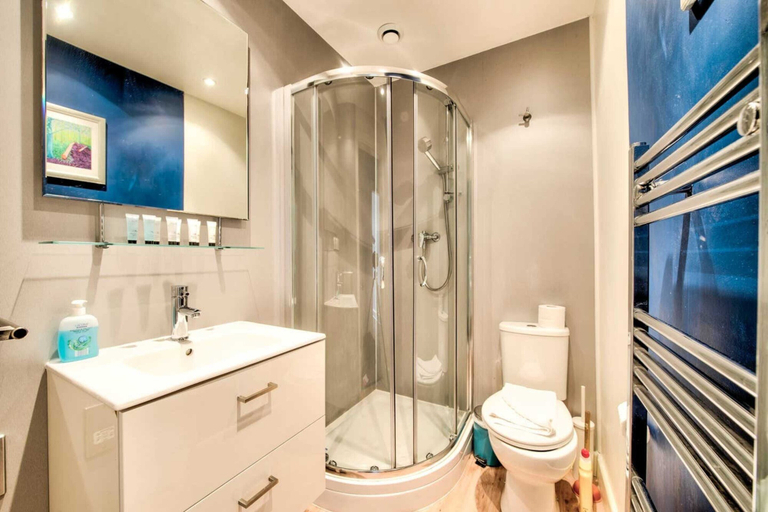 Bathroom 3, Bright Flat in City Centre for up to 6 Guests!, Edinburgh