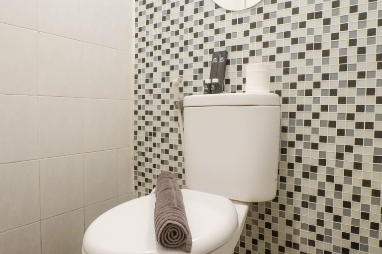 Bathroom 5, Trendy and Tidy Studio Room at Puri Mas Apartment By Travelio, Surabaya