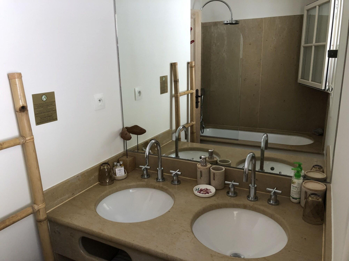 Bathroom 4, Le clos des sept palmiers, Var