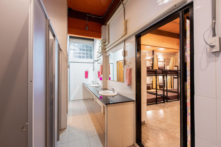 Bedroom 3, The Alley Hostel & Bistro, Phra Nakhon