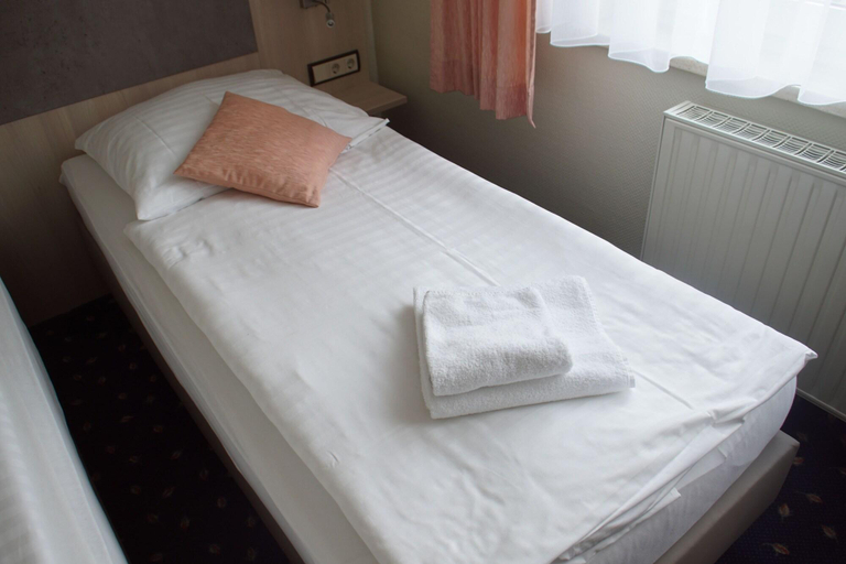 Bedroom 3, Hotel & Gasthaus Zum Eichenkranz, Teltow-Fläming
