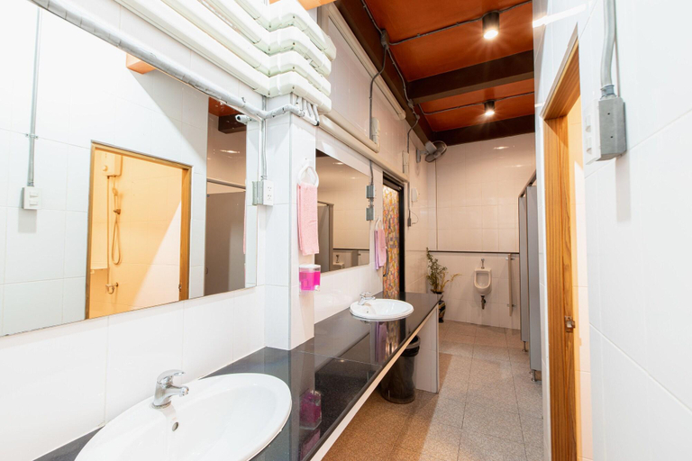 Bathroom 4, The Alley Hostel & Bistro, Phra Nakhon