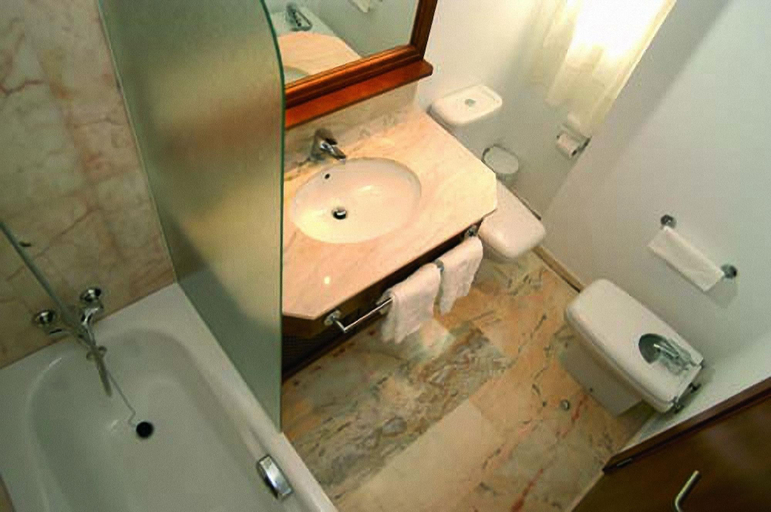 Bathroom 5, Hotel Villa Guadalupe, Málaga