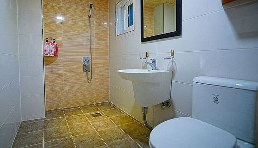 Bathroom 4, Sea sight pension, Buan