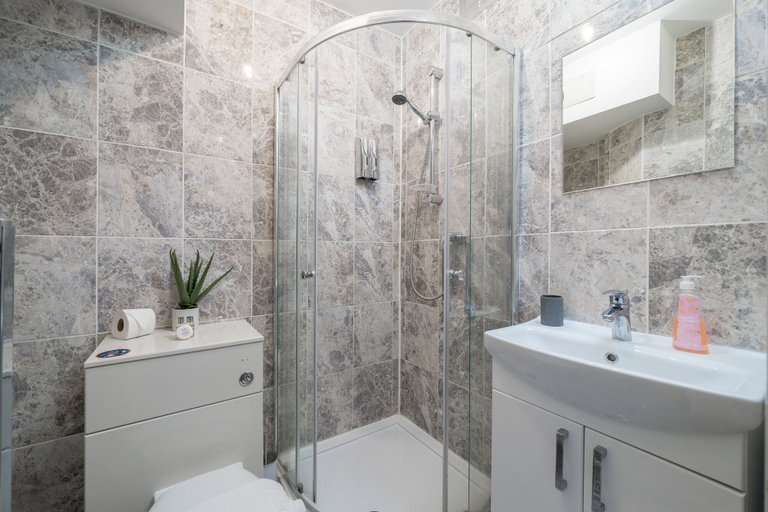 Bathroom 4, London Bridge Hotel, London