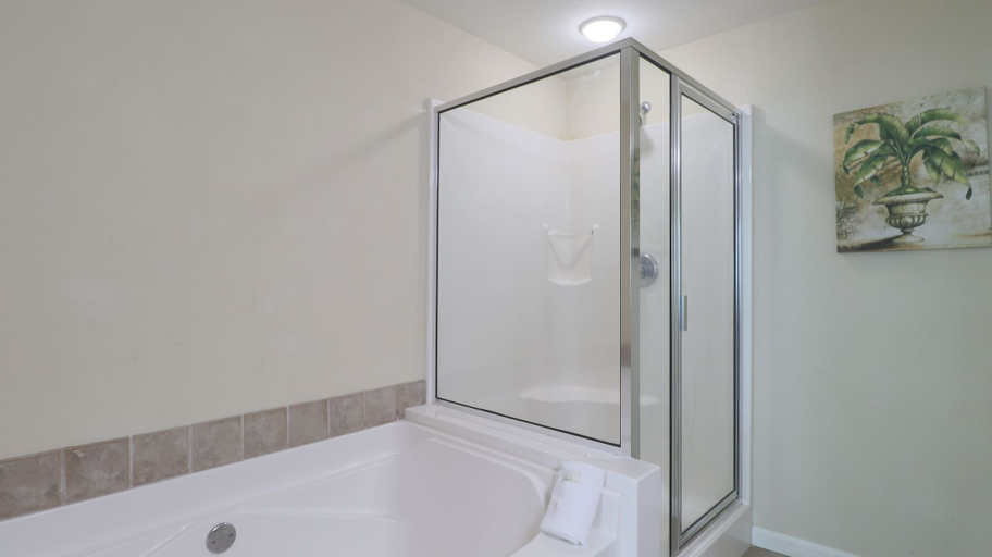 Bathroom 4, Legacy I 902, Harrison