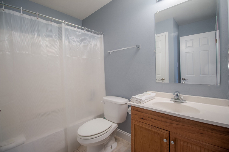 Bathroom, Oak Shores Studio 6, Harrison