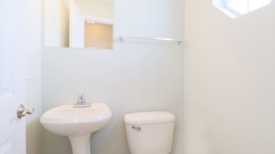 Bathroom 5, Oak Shores 58, Harrison