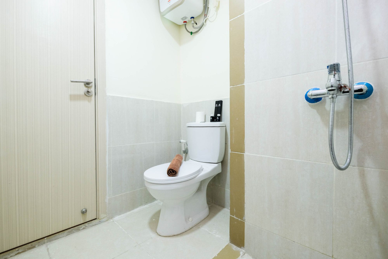 Bathroom 5, Cozy 2BR at Meikarta Apartment By Travelio, Cikarang