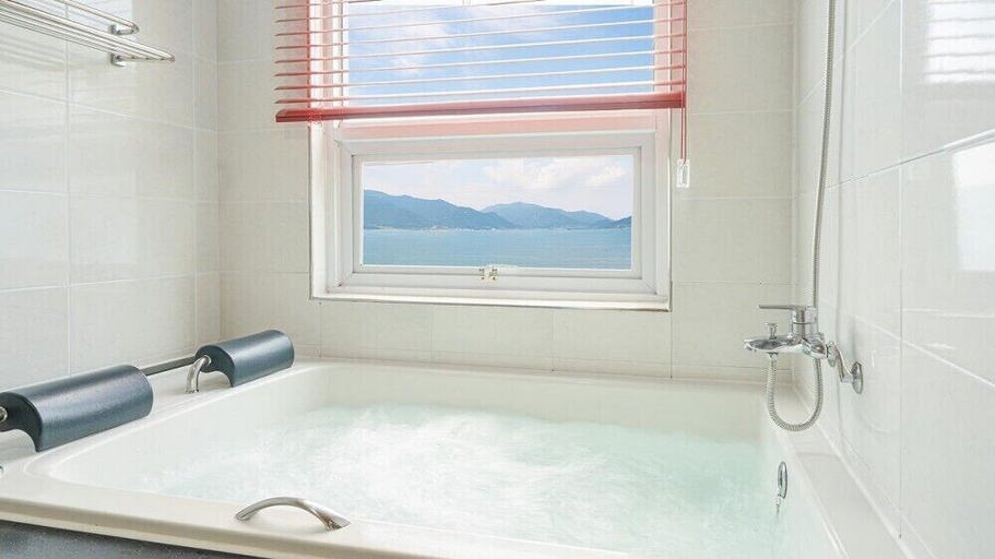 Bathroom 4, Namehae Bada Maru, Namhae