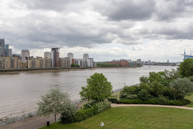 Bright Modern One-Bed with Stunning View of Thames, London