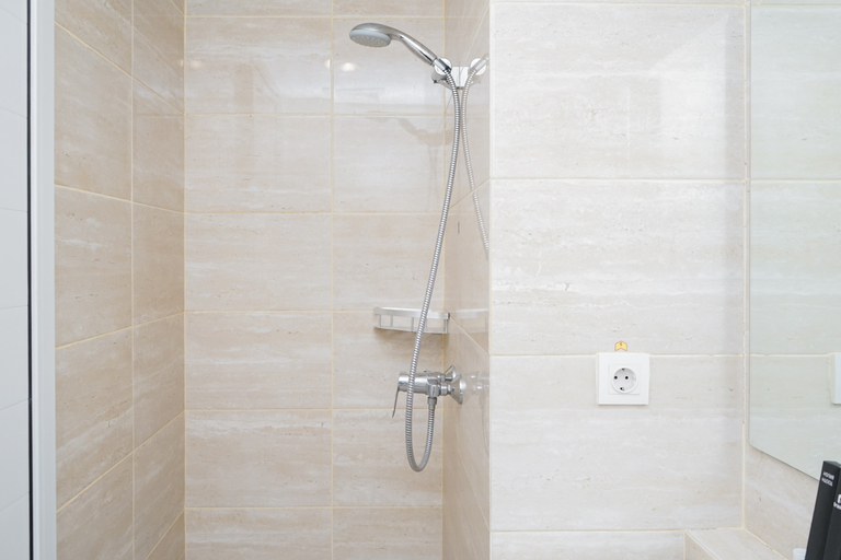 Bathroom 5, Comfort 2BR at Serpong Greenview Apartment By Travelio, Tangerang Selatan