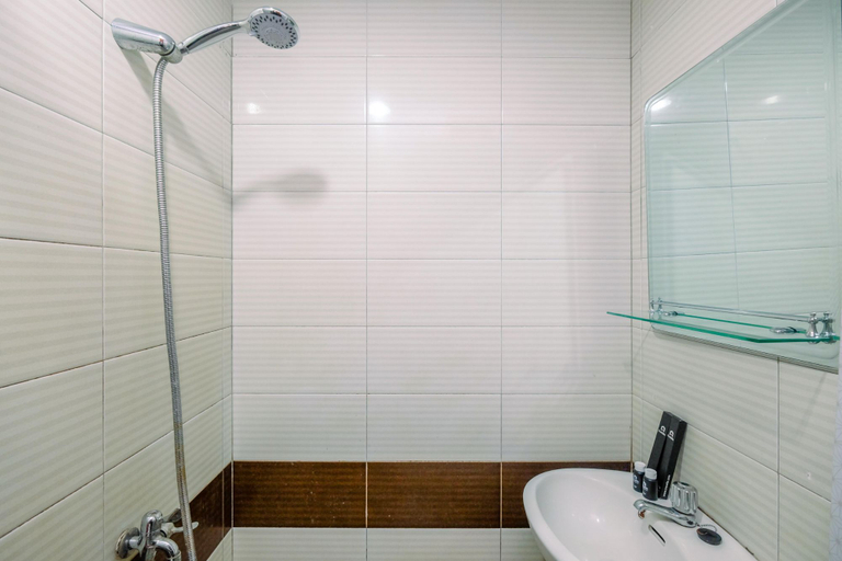 Bathroom 5, Comfortable Studio Apartment at Margonda Residence 3 By Travelio, Depok