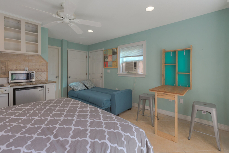 Others 3, Beachside Studio With Mini Kitchen - Sleeps 2, Duval
