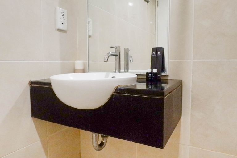 Bathroom 4, Scenic Modern 2BR Apartment at Trillium Residence By Travelio, Surabaya
