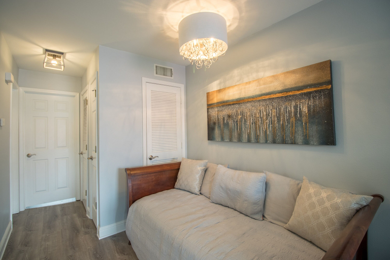 Public Area 2, Oak Shores 86, Harrison